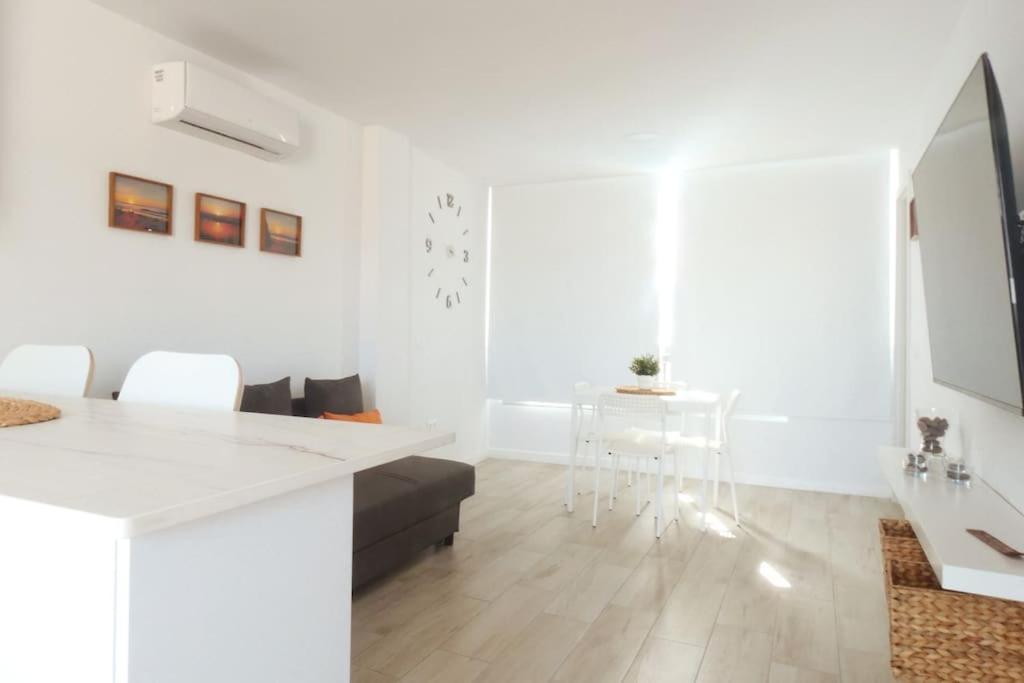 Newly Refurbished Beachfront Apartment. San Bartolomé エクステリア 写真
