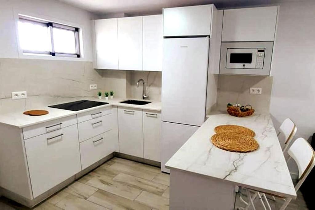 Newly Refurbished Beachfront Apartment. San Bartolomé エクステリア 写真